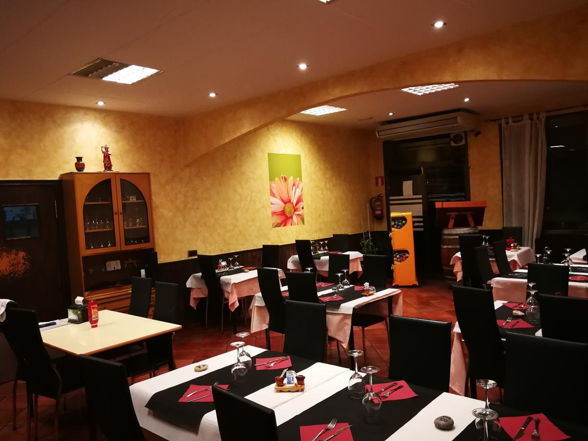 Hostal Escarla Aren Bagian luar foto